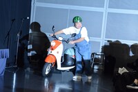 スクーターを押して現れた出川哲朗。