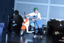 スクーターを押して現れた出川哲朗。