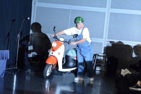 スクーターを押して現れた出川哲朗。