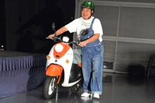 スクーターを押して現れた出川哲朗。