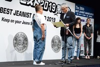 表彰状を受け取る出川哲朗（左）。