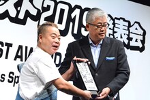 盾を受け取る出川哲朗（左）。