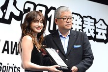 盾を受け取る長谷川京子（左）。