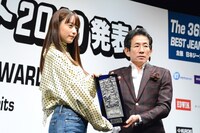 盾を受け取る山本美月（左）。