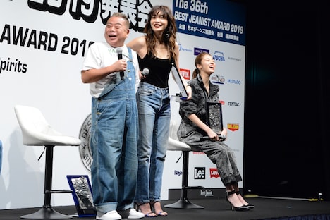 長谷川京子と脚の長さを比べる出川哲朗。