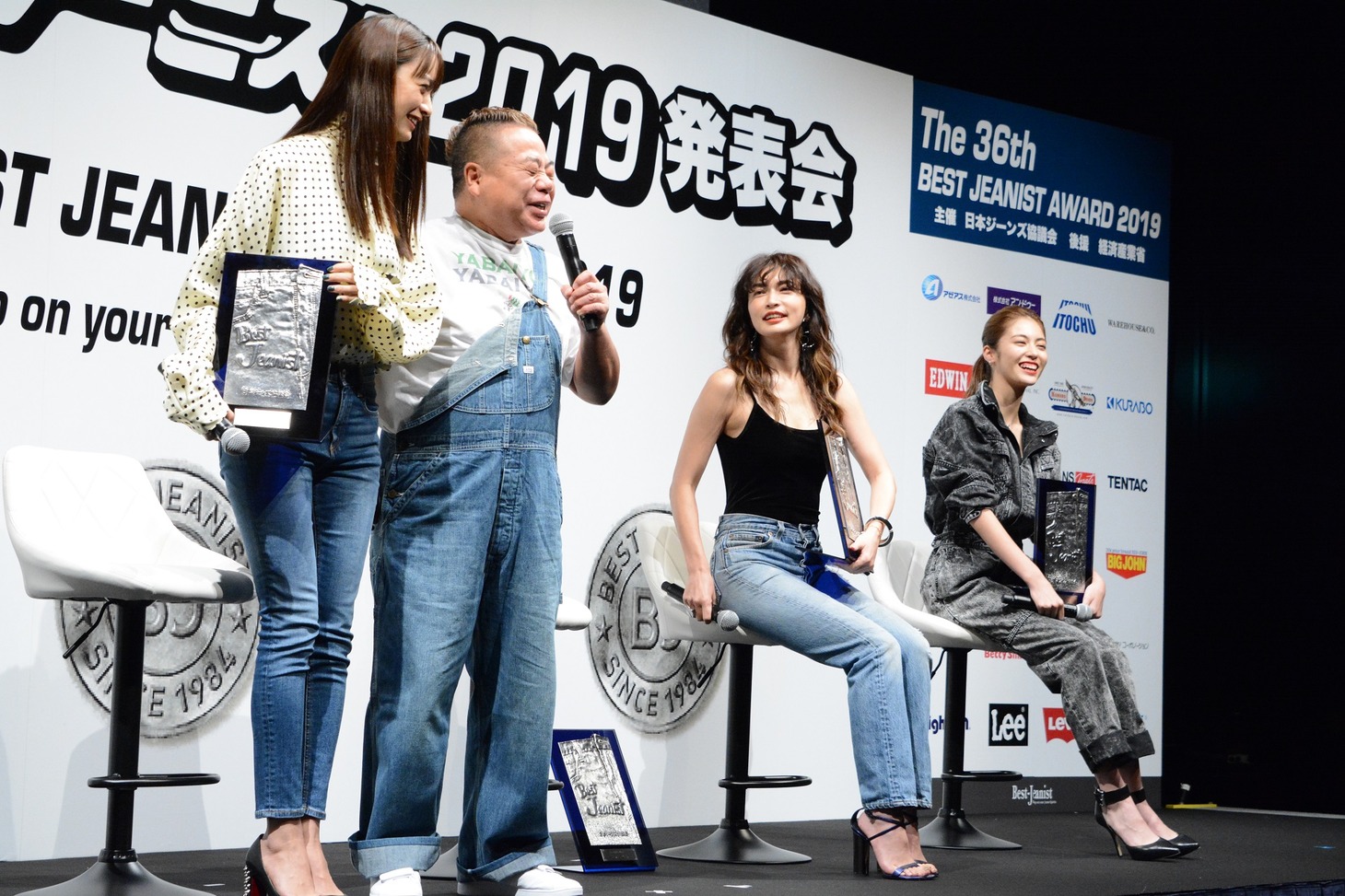 山本美月と脚の長さを比べる出川哲朗。