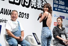 大胆に背中を露出した長谷川京子（中央）の衣装にご満悦の出川哲朗（左）。