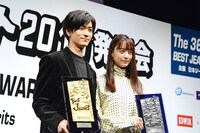 左から中島裕翔、山本美月。