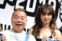 左から出川哲朗、長谷川京子。