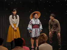 河邑ミク、駆け抜けて軽トラ、森本サイダーによるコントのワンシーン。(c)BSフジ