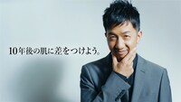 「uno」の新Web動画CM「あの人の10年後劇場」に出演する、波田陽区。