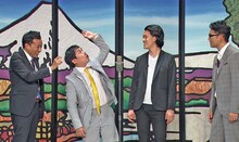 「お笑い演芸館＋ 東西人気芸人が大集合！ G20お笑いサミット 4時間スペシャル！」に出演する霜降り明星（中央）とMCのナイツ。(c)BS朝日