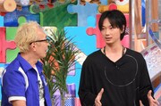 左から所ジョージ、綾野剛。(c)日本テレビ