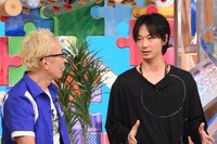 左から所ジョージ、綾野剛。(c)日本テレビ