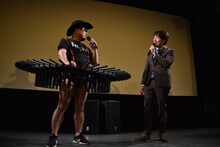 （左から）ハリウッドザコシショウ、有村昆。