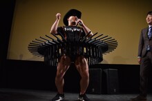 挨拶代わりの「ゴスゴス、ゴース」を繰り出すハリウッドザコシショウ。