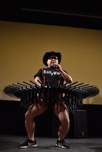 普通の「ロボット2.0」のモノマネで「360度マシンガン」を連射するハリウッドザコシショウ。