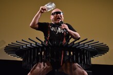 映画「ロボット2.0」の公開前イベントで、作中に登場する武器「360度マシンガン」を装備し、誇張しすぎた「ロボット2.0」のモノマネを披露するハリウッドザコシショウ。