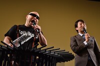 「もうちょっと笑ってもいいんですよ？ は？」と来場客に語りかけるハリウッドザコシショウ（左）。