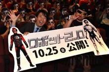 （手前左から）有村昆、ハリウッドザコシショウと、試写会の来場客。