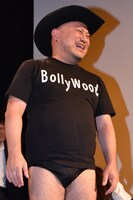 「360度マシンガン」の装備を取り外したあとのハリウッドザコシショウ。