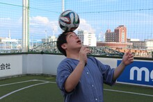 頭にボールを乗せる霜降り明星せいや。(c)静岡朝日テレビ