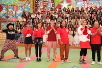 「VS嵐」に出演する「小峠軍団」の（左から）ハリウッドザコシショウ、岡副麻希、菊地亜美、ロバート馬場、ロバート秋山、IKKO、バイきんぐ小峠。(c)フジテレビ