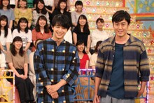 嵐チームのプラスワンゲストとして登場する（左から）吉沢亮、ロバート山本。(c)フジテレビ