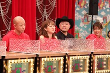 （左から）バイきんぐ小峠、菊地亜美、ハリウッドザコシショウ、岡副麻希。(c)フジテレビ