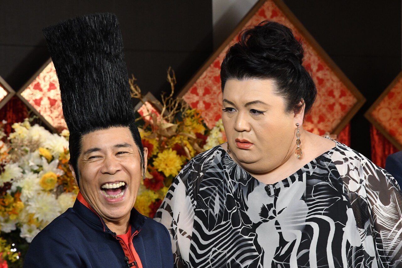 左からナインティナイン岡村、マツコ・デラックス。(c)日本テレビ
