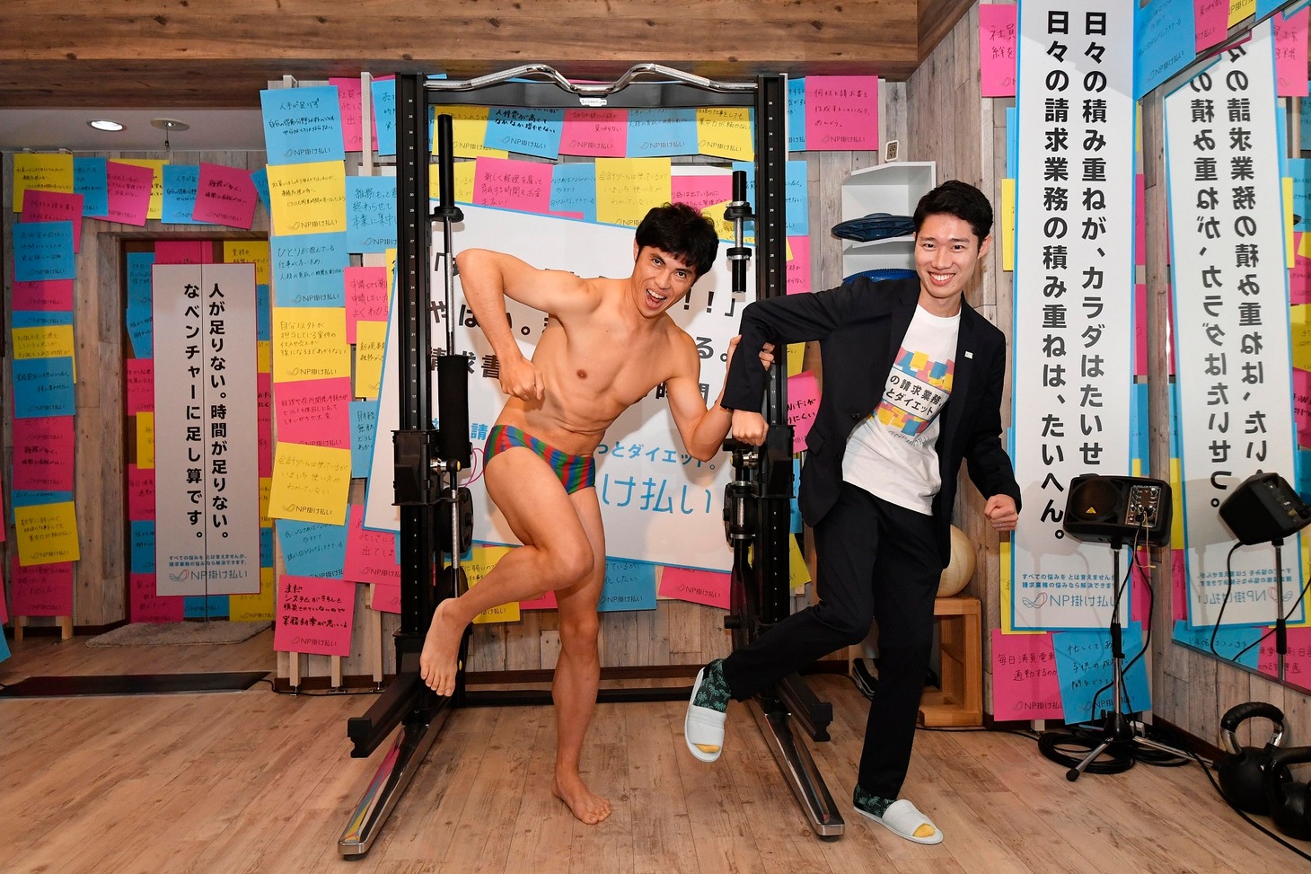 左から小島よしお、株式会社ネットプロテクションズの長谷川正侑氏。