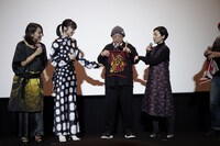 ニット帽、孫の手、腹巻をプレゼントされる笑福亭鶴瓶。