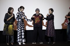 主演作 やりきった 笑福亭鶴瓶に小松菜奈らがニット帽 孫の手 腹巻プレゼント イベントレポート お笑いナタリー