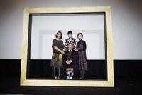 笑福亭鶴瓶と（後列左から）片岡礼子、小松菜奈、小林聡美。