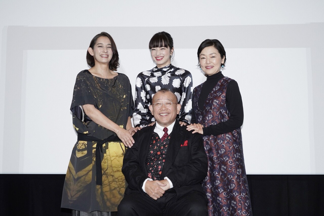 笑福亭鶴瓶と（後列左から）片岡礼子、小松菜奈、小林聡美。