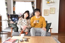 左から平岩紙、バカリズム。(c)日本テレビ