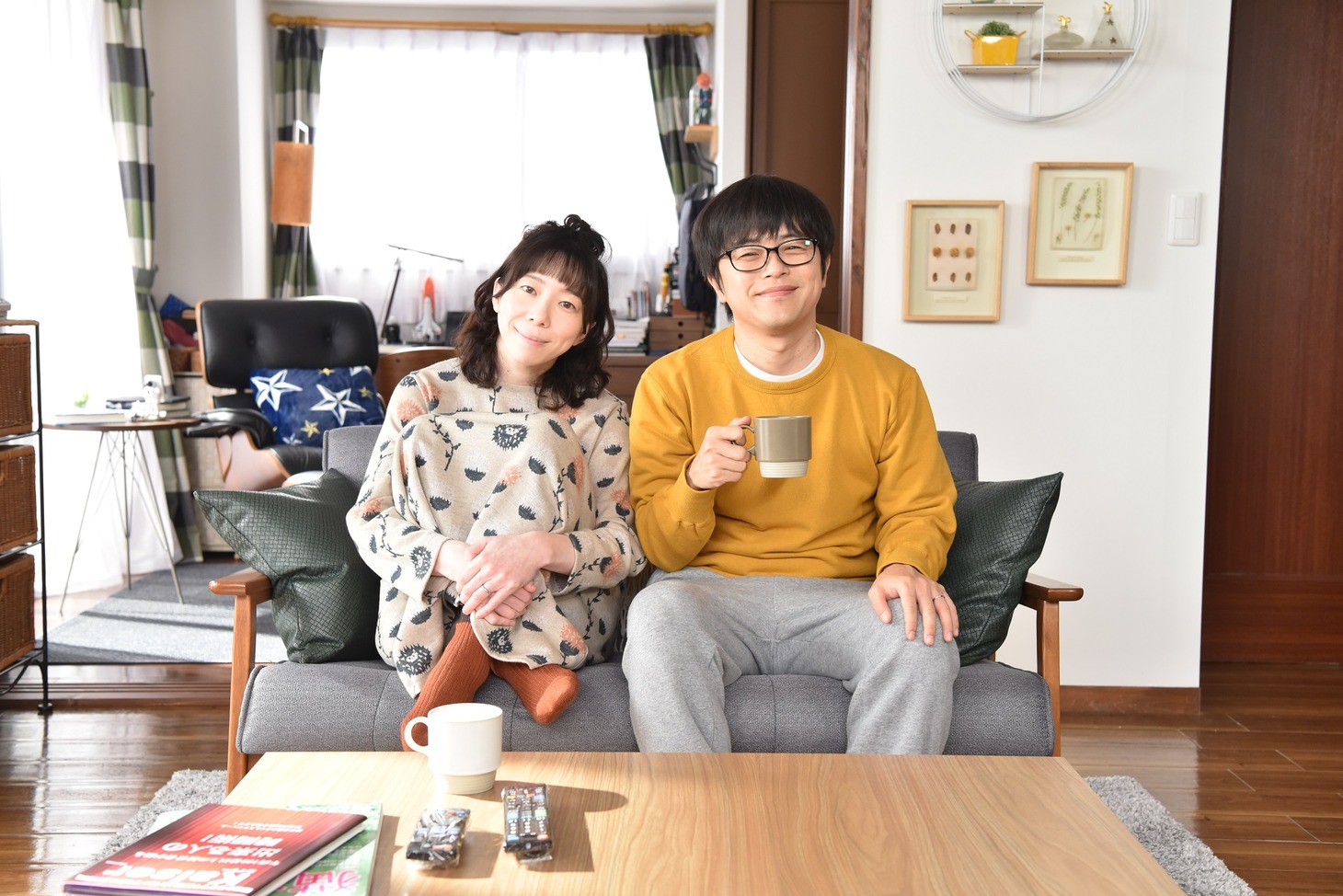 左から平岩紙、バカリズム。(c)日本テレビ