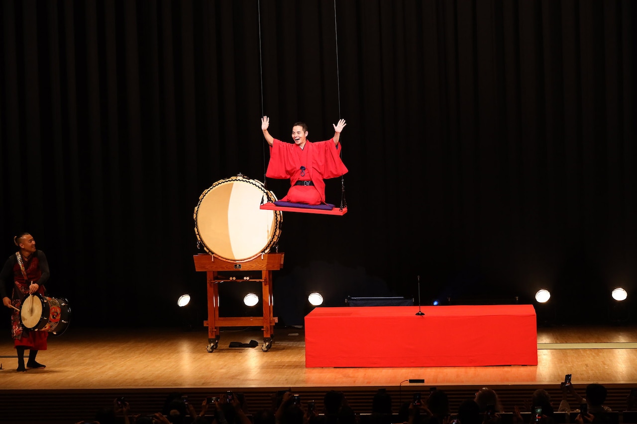 三遊亭とむ独演会、宙吊りで“フライング落語”