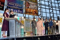 合同記者会見のワンシーン。