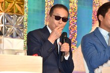 “金箔シャインマスカット”を試食するタモリ。