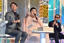 壇上に用意された“金箔シャインマスカット”について、進行のサバンナ高橋とトークを展開する（左から）有吉弘行、マツコ・デラックス、タモリ。