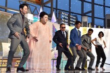 「『テレ朝金曜3番組』合同記者会見」内のゲーム企画で「コマネチ」のポーズを披露した（左から）有吉弘行、マツコ・デラックス、タモリ、長嶋一茂、石原良純、高嶋ちさ子。