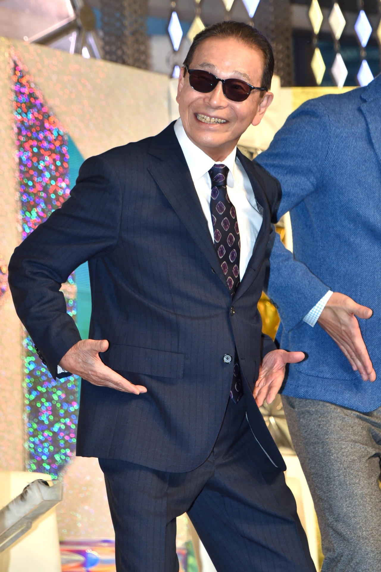 コマネチのポーズをするタモリ。