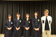 左から岩田陽菜、今村美月、石田千穂、瀧野由美子、ロンドンブーツ1号2号・田村淳。