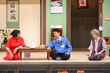 すっちー座長の舞台「ニコニコ電気のすち子さん」の様子。