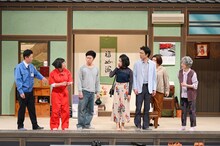 すっちー座長の舞台「ニコニコ電気のすち子さん」の様子。