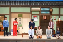 すっちー座長の舞台「ニコニコ電気のすち子さん」の様子。