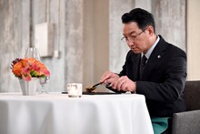 日曜劇場「グランメゾン東京」第2話にゲスト出演する春風亭昇太。(c)TBS