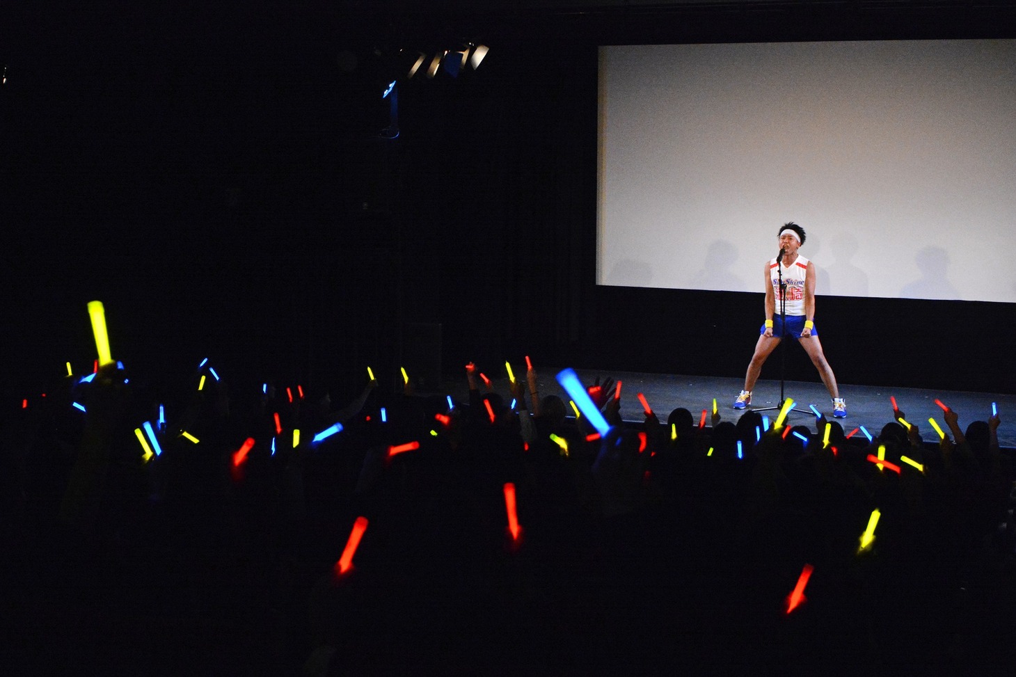 アーティストのライブのようにネタを展開するサンシャイン池崎。