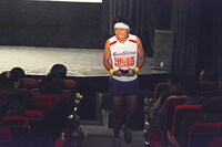 客席に大盛りライスを届けるサンシャイン池崎。